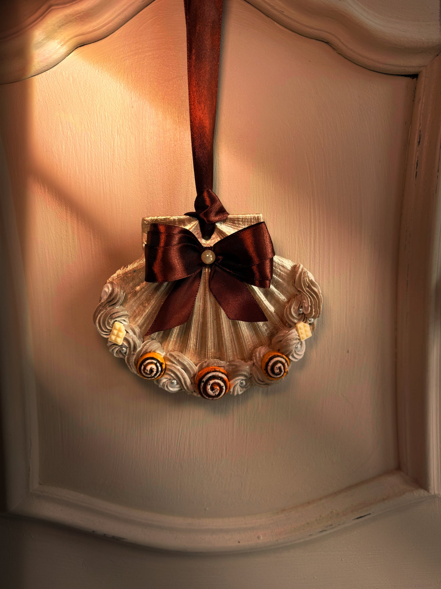 Cinnamon Swirl Shell Wall Decor – Seashell with Frosting with Mini Cinnamon Buns & Satin Bow