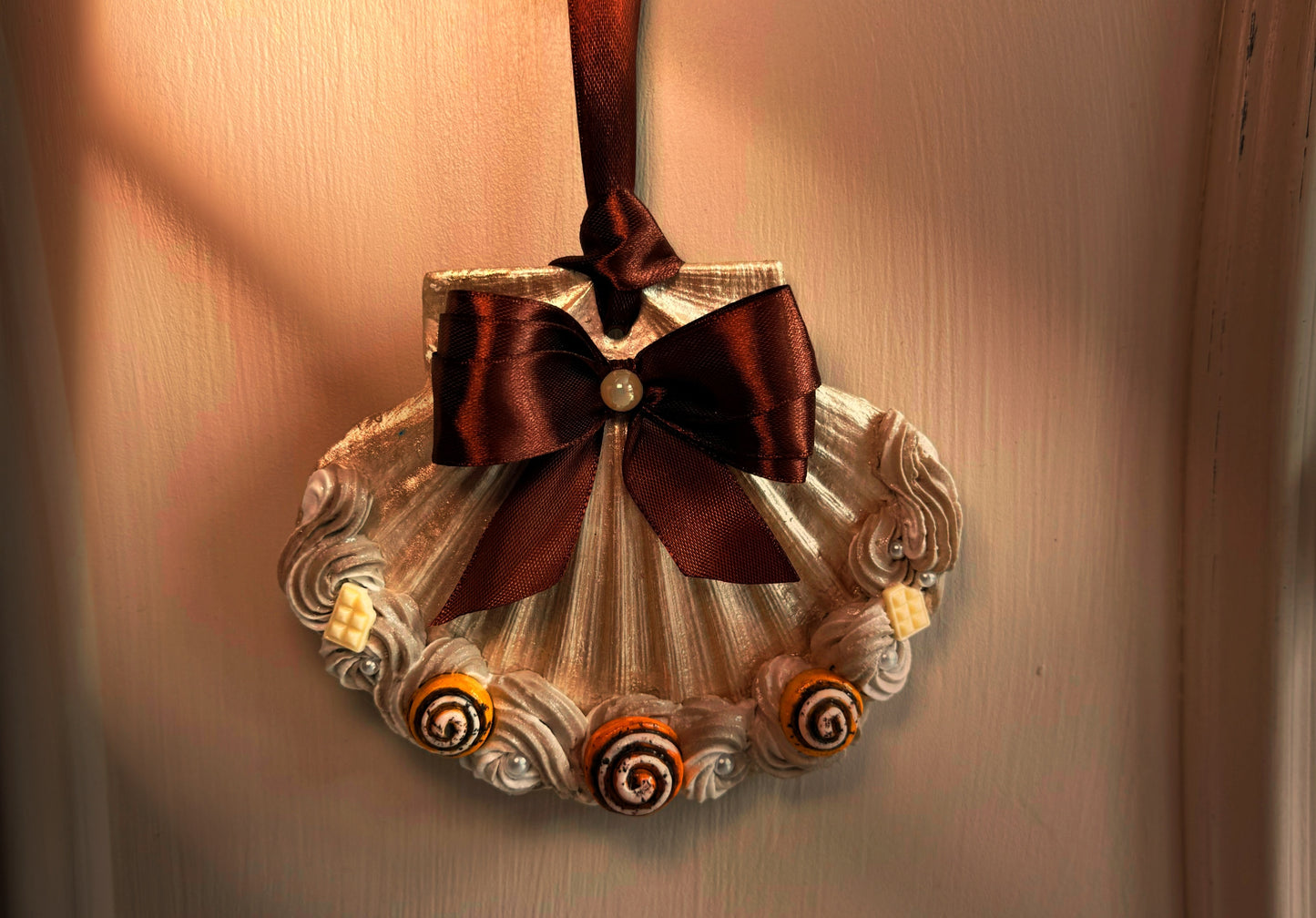 Cinnamon Swirl Shell Wall Decor – Seashell with Frosting with Mini Cinnamon Buns & Satin Bow