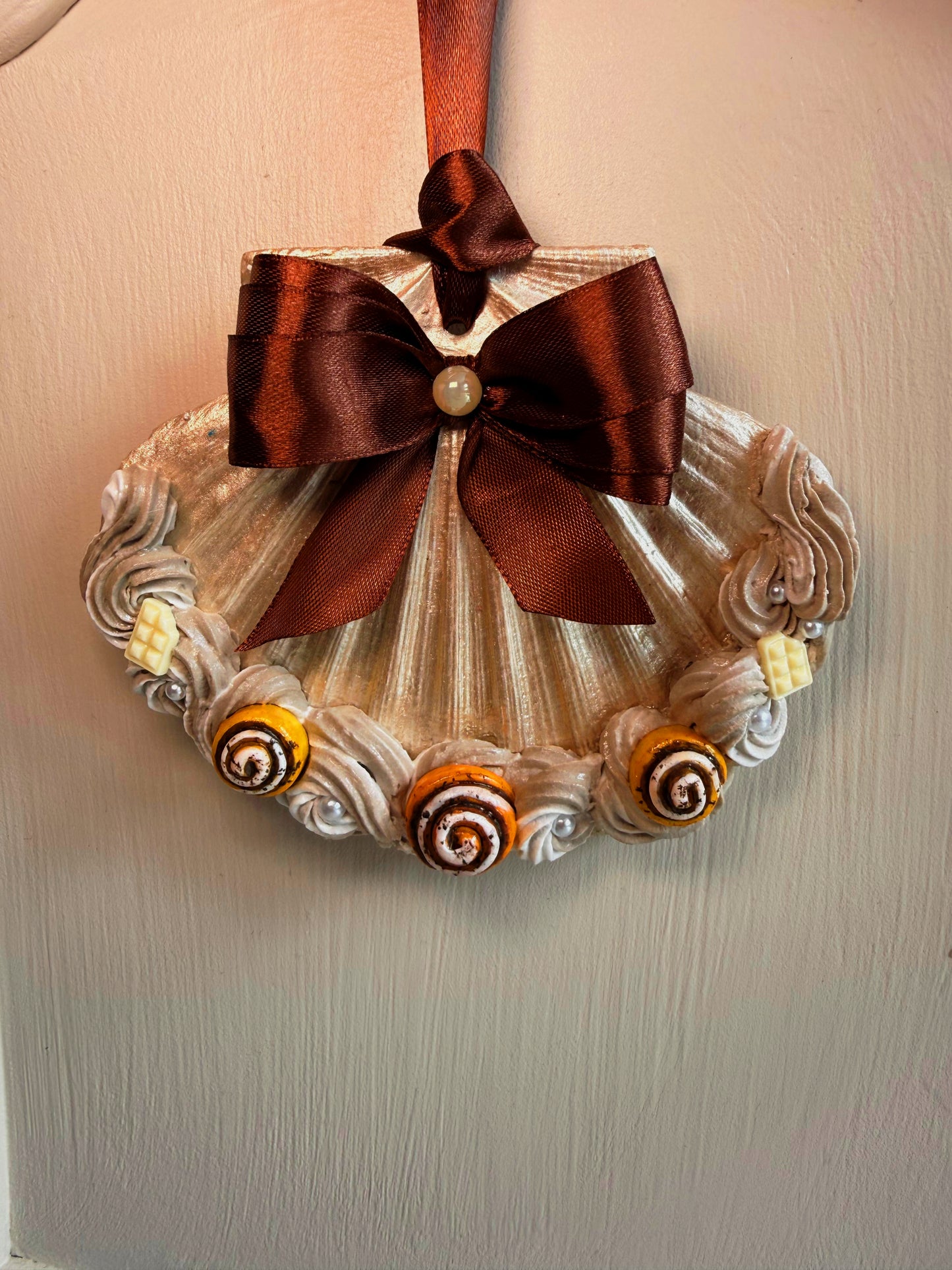 Cinnamon Swirl Shell Wall Decor – Seashell with Frosting with Mini Cinnamon Buns & Satin Bow