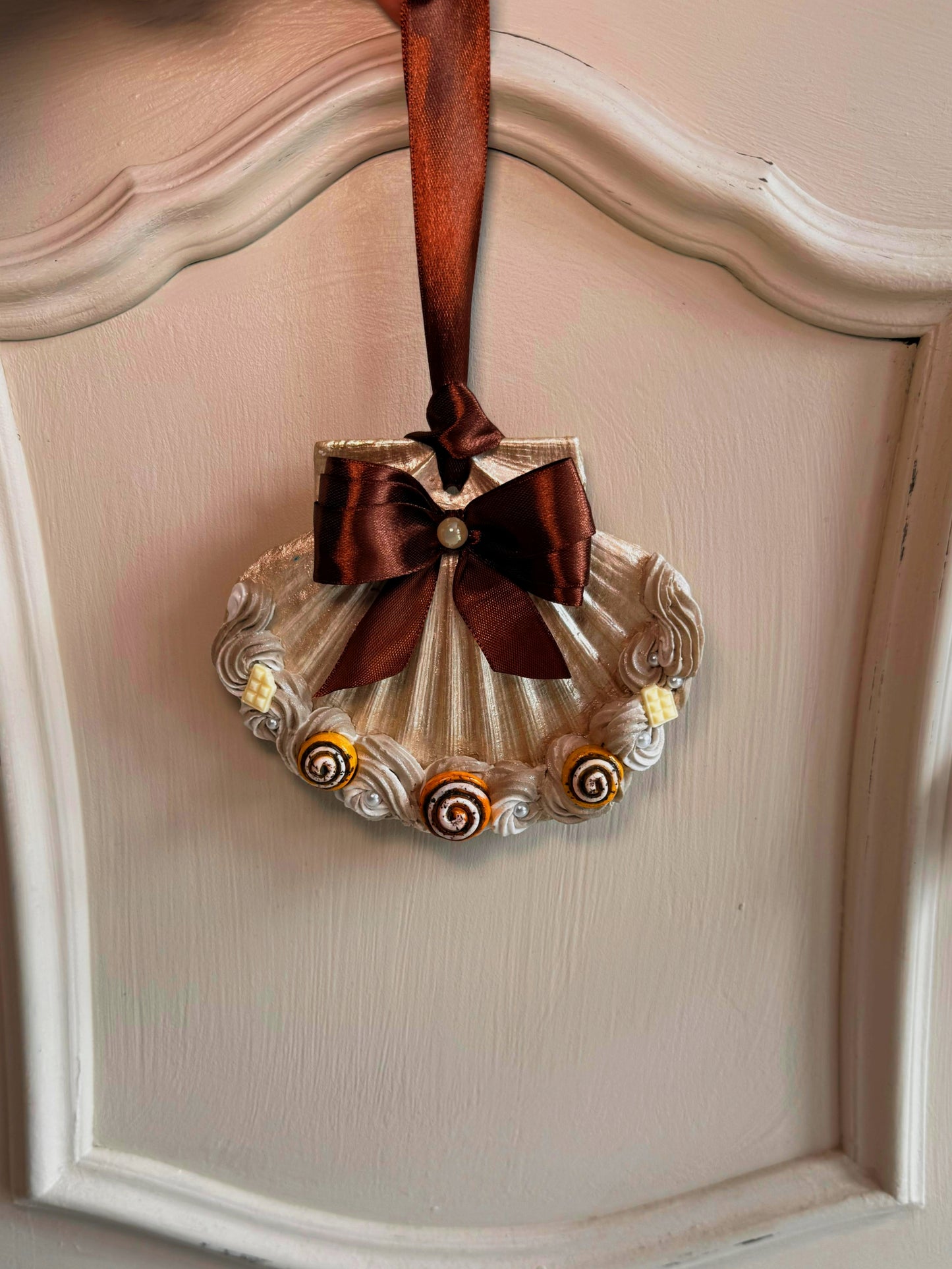 Cinnamon Swirl Shell Wall Decor – Seashell with Frosting with Mini Cinnamon Buns & Satin Bow